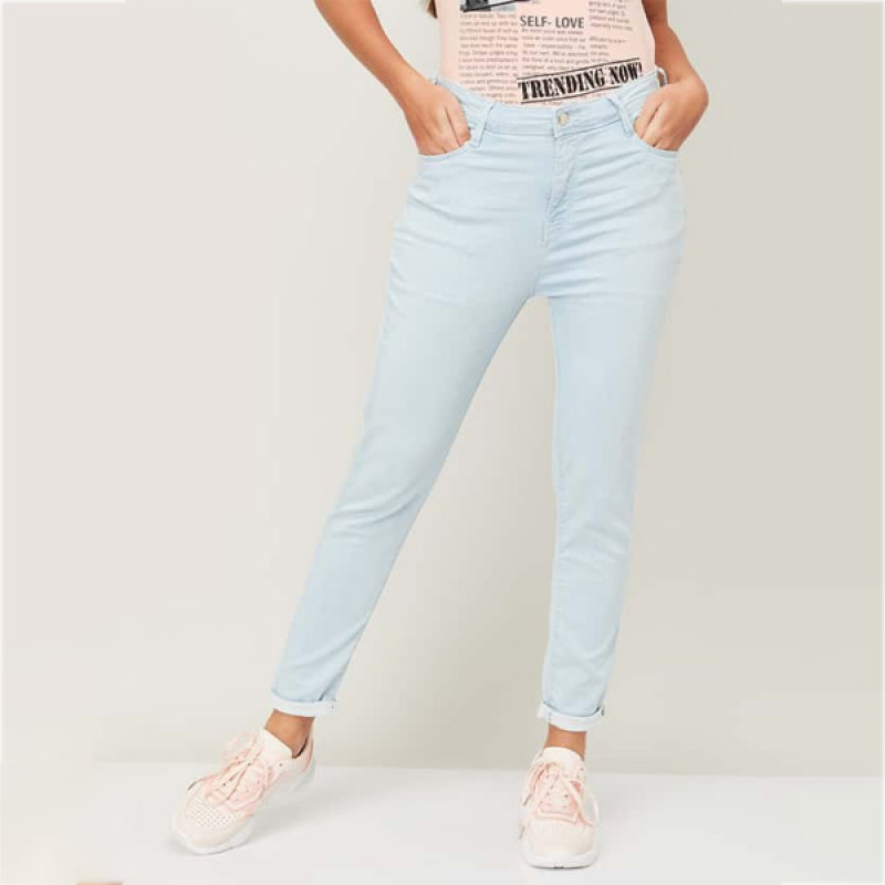 Women Light Washed Skinny Fit Jeans