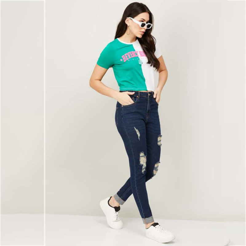 Women Distressed Straight Fit Jeans